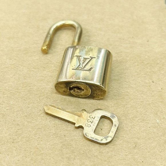 Authentic LOUIS VUITTON LV 10 SET PADLOCK KEY BAG CHARM CADENA GOLD PLATED - Picture 4 of 4